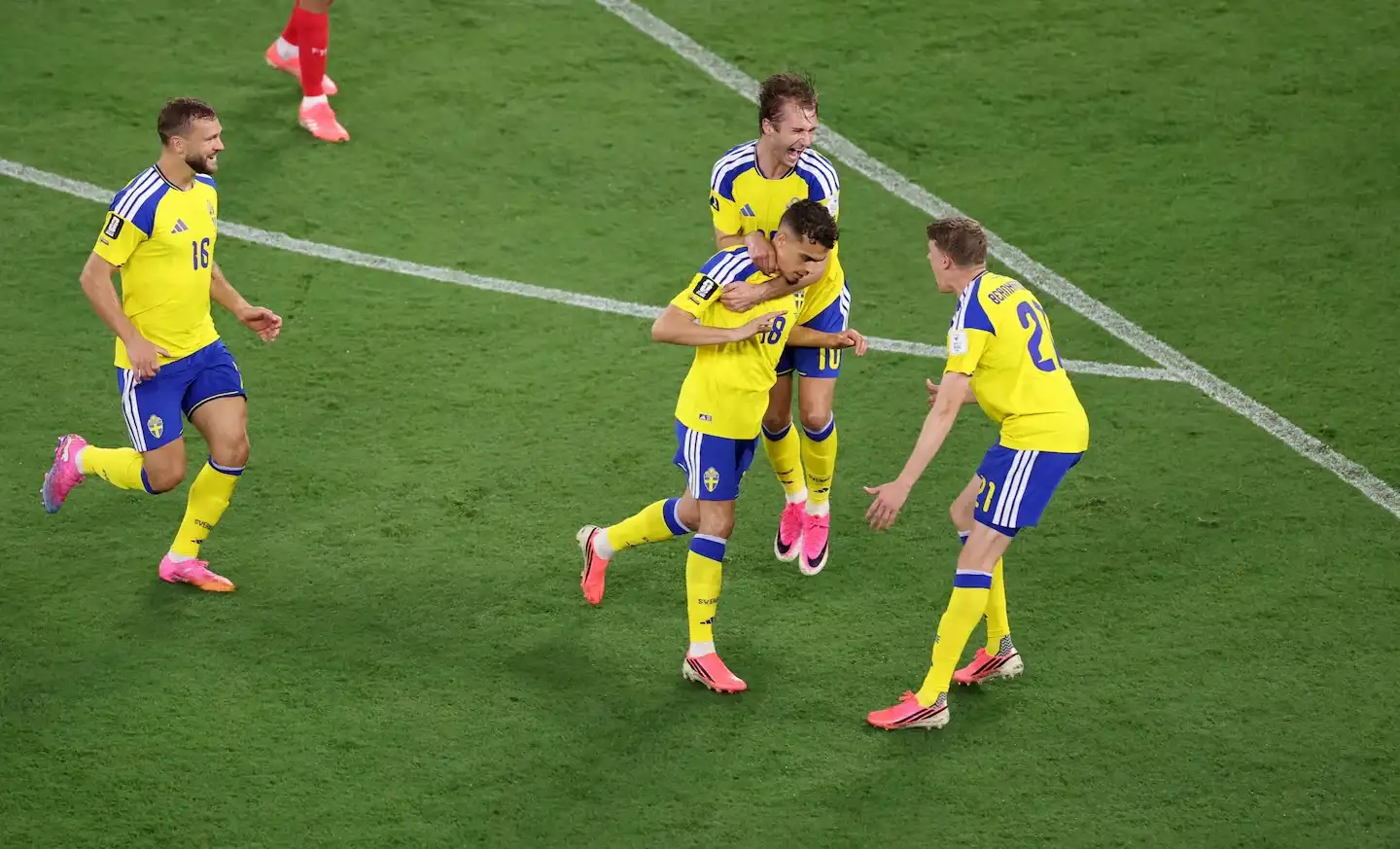 Yasin Ayari celebrando uno de sus dos goles en la goleada de Suecia. Foto: REUTERS/Raquel Cunha