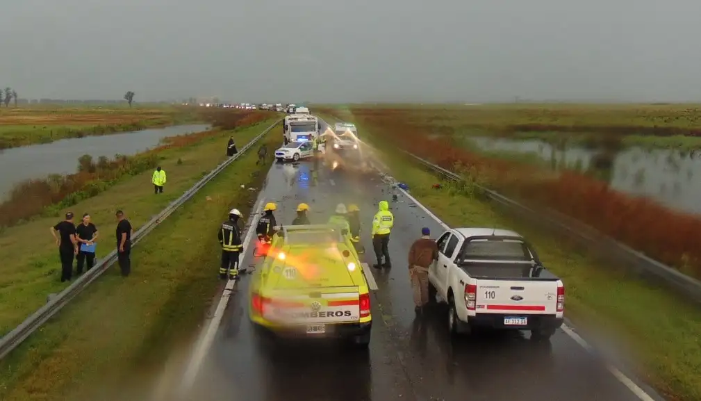 Rutas nacionales trágicas. El accidente de este miércoles en la mañana en RN 33 conmociona a la región. Crédito: Bomberos de Venado Tuerto.