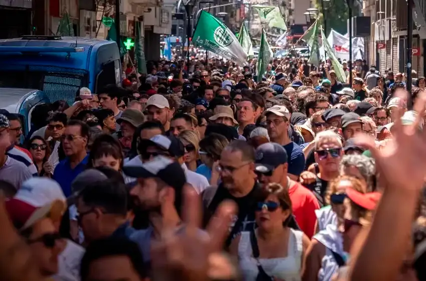 Crece el enojo de las bases sindicales y, aunque el oficialismo intenta encontrar interlocutores válidos, pierde fuerza la mesa de diálogo tripartito.