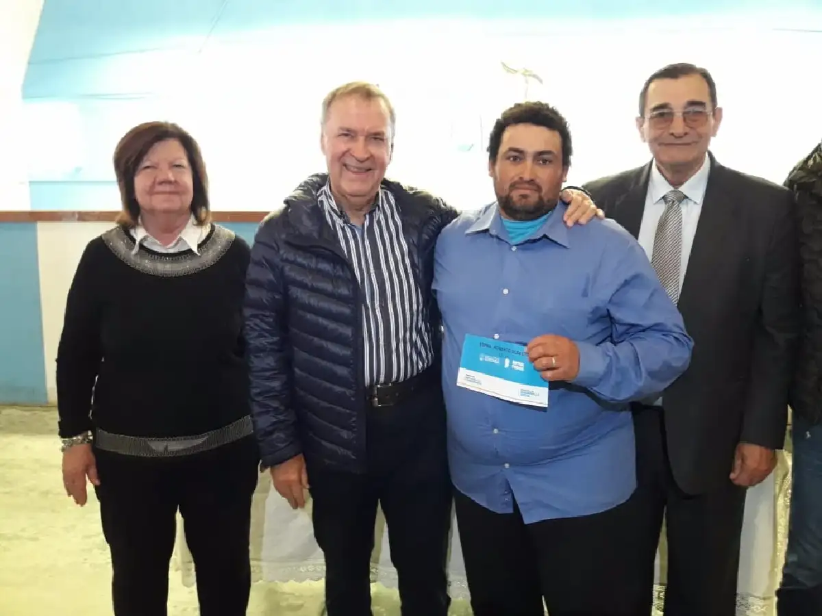 Schiaretti entregó créditos "Vida Digna" a vecinos de Quebracho Herrado