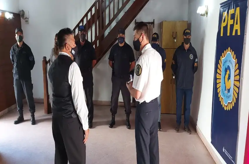 Entrega de medalla a personal retirado de la Policía Federal en sede de Pinamar