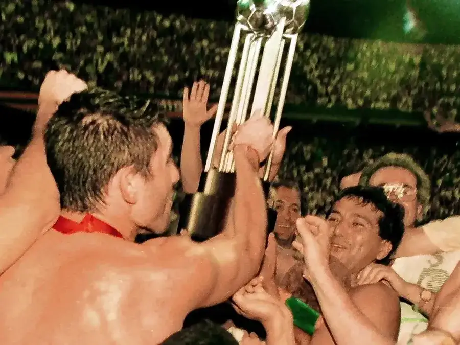 Rosario Central festejando una de las gestas deportivas más memorables del fútbol argentino.