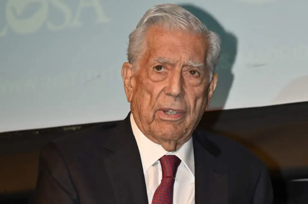 Mario Vargas Llosa, premio Nobel de Literatura, fue hospitalizado por Covid-19