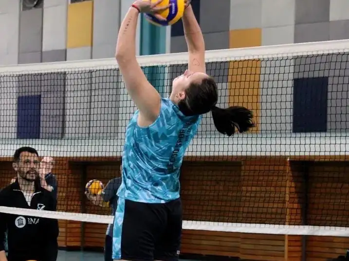 Juana Giardini con la copa de campeona en la Liga Federal.