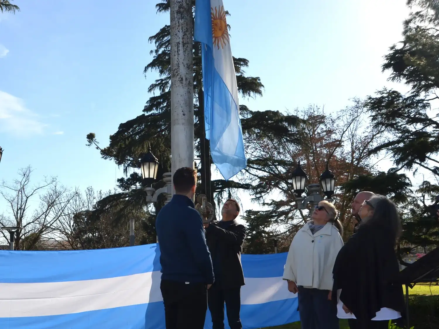 Funcionarios y directivos izaron la bandera de la plaza central. Foto: Municipalidad de Villa Cañás.