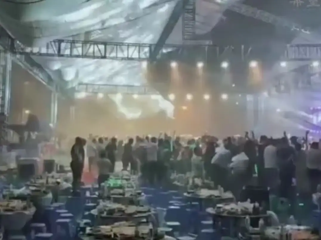 Había más de 2000 personas en el evento cuando la estructura cedió y cayó sobre los espectadores.