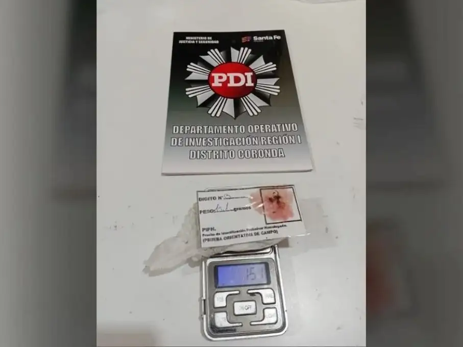 tratar de ingresar la droga en su calzado pero fue detenida