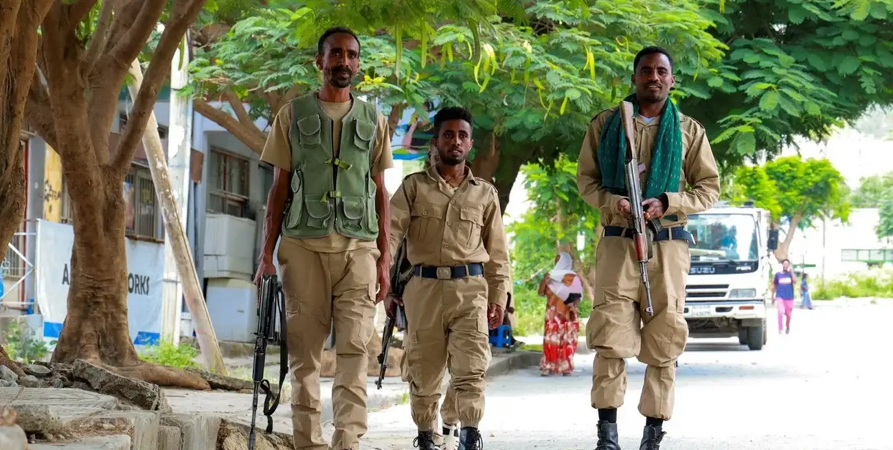 Miembros de las fuerzas de Tigray patrullan una calle mientras aumentan las tensiones tras el lanzamiento de una importante ofensiva contra el gobierno federal en varios puntos de Mekelle, región de Tigray, Etiopía, el 24 de septiembre de 2026. Crédito: Reuters