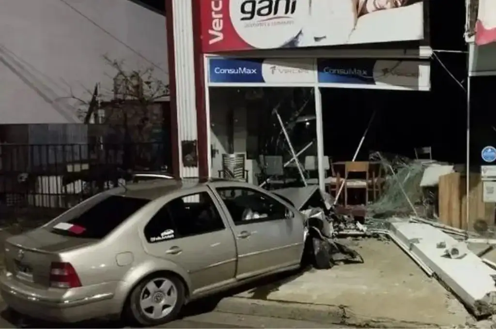 Un automovilista se incrustó en una mueblería de Gualeguaychú