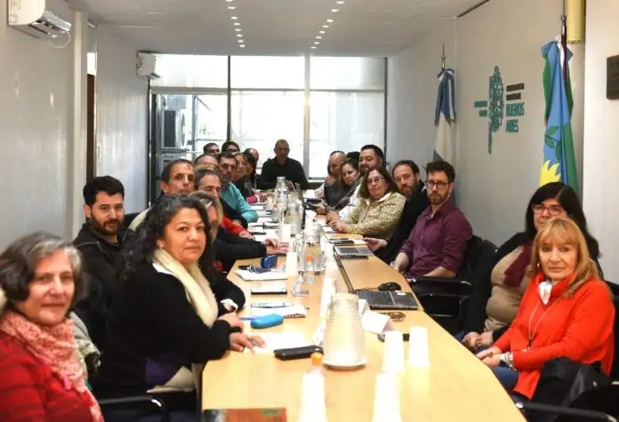 El Gobierno provincial ofreció este jueves a los docentes un aumento salarial del 7,5% en mayo y los gremios recibieron la propuesta y afirmaron que la pondrán en consideración con las bases.