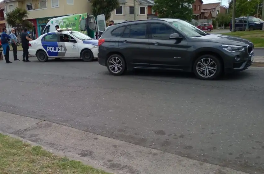 Sufrió una fractura expuesta luego de chocar con su moto