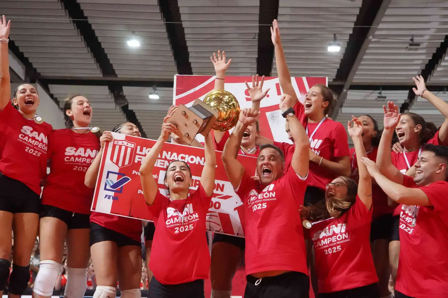La capitana sanfrancisqueña Valentina González levanta la copa de campeón de la Liga Nacional.