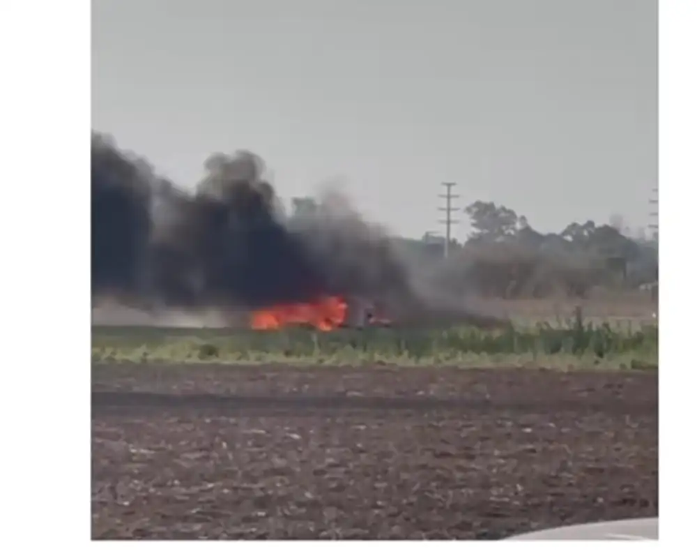 El avión se incendió tras estrellarse. Foto y video: Gentileza Radio Latina Bell Ville.