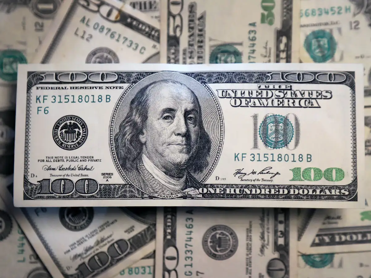 El dólar blue recortó suba, pero cerró en niveles récords