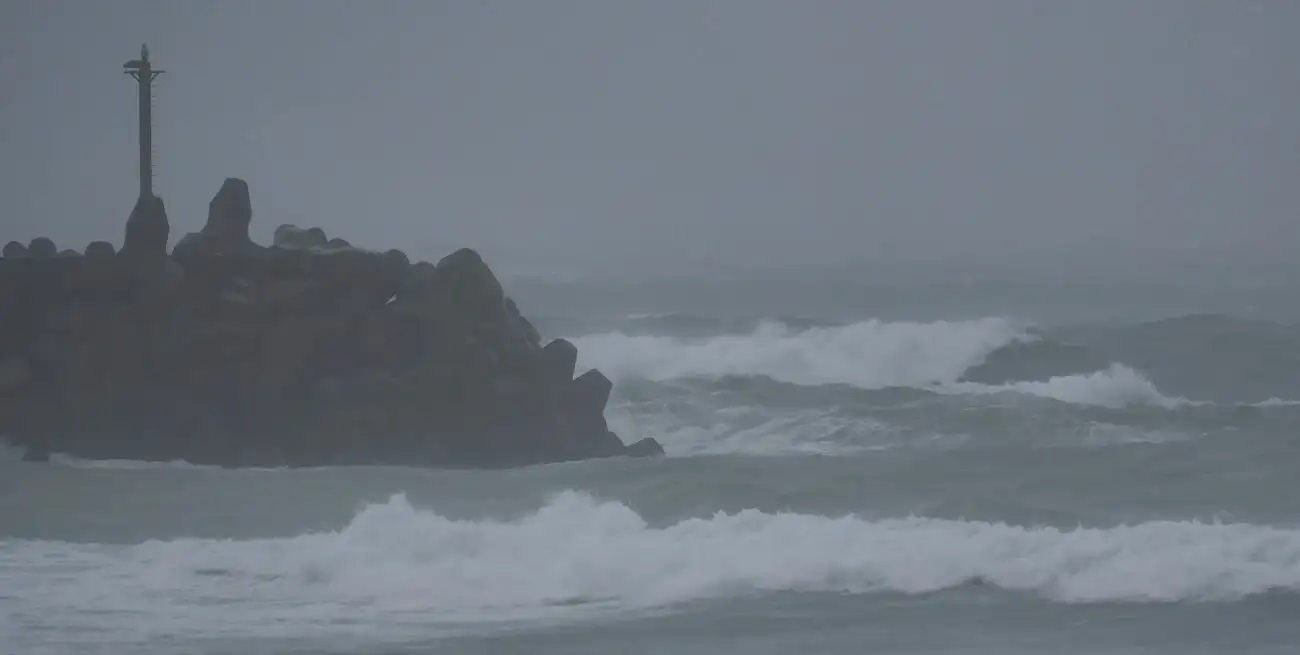 Producto del fenómeno, grandes olas impactaban contra las costas en New Taipéi, cerca de la capital. Crédito: Reuters.