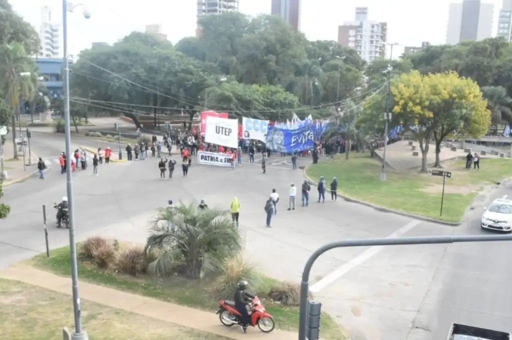 Manifestación, corte de tránsito y demoras en la zona de avenida Alem y 27 de Febrero