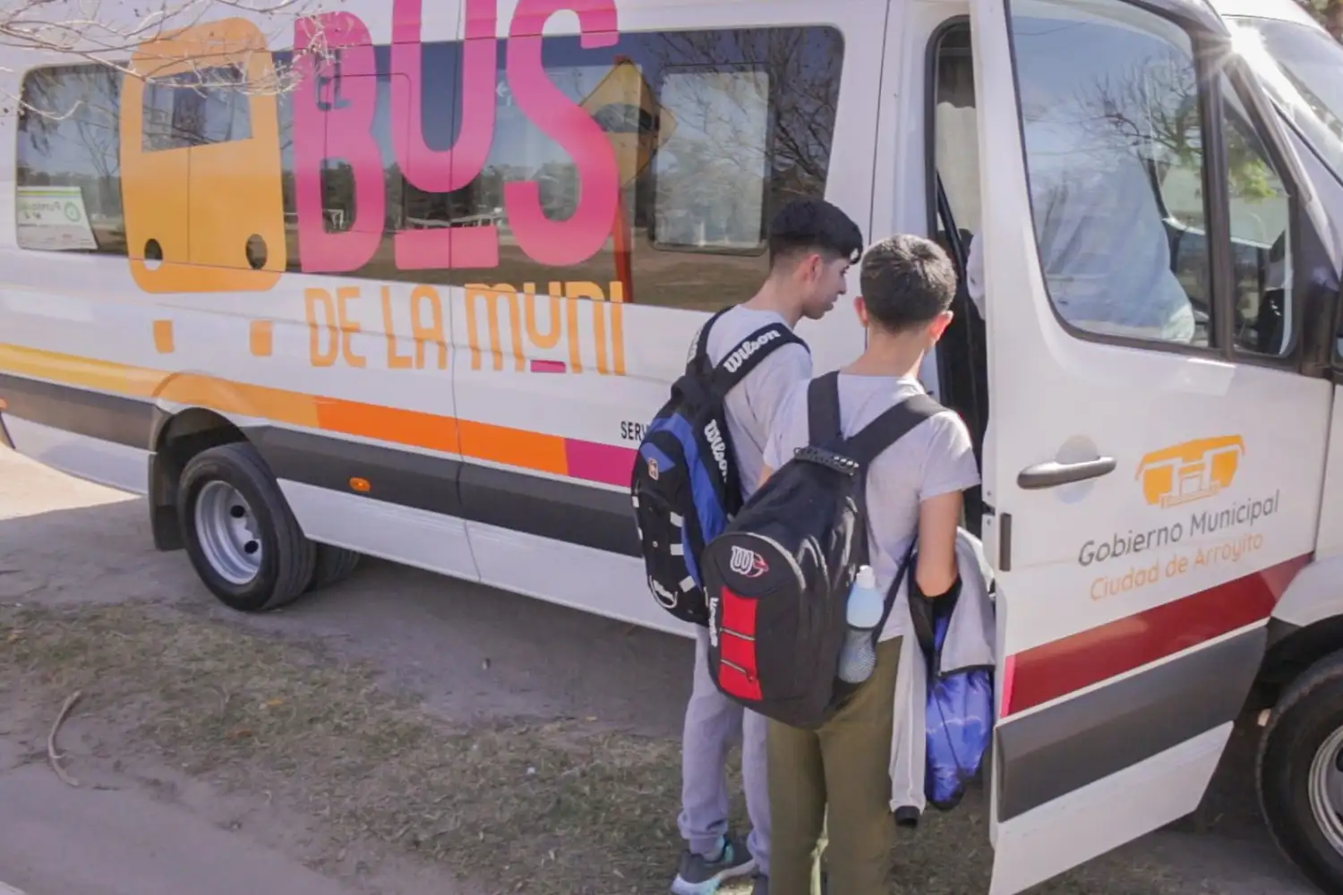 Alumnos utilizan el servicio de transporte público gratuito