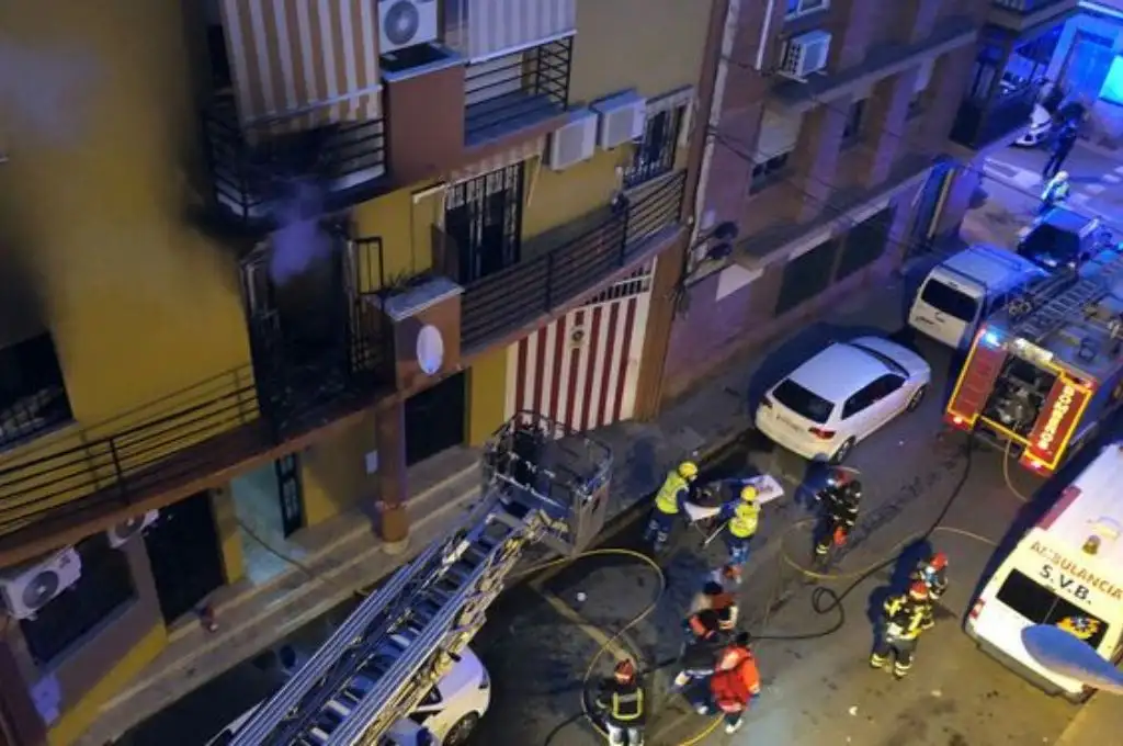 España: tres estudiantes murieron al incendiarse un departamento