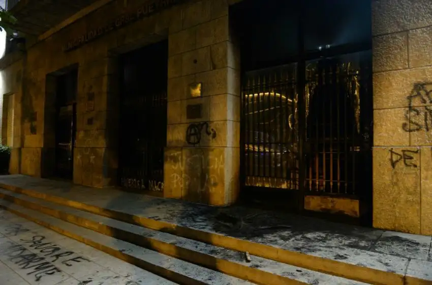 El Palacio Comunal, el edificio público que recibe más "pintadas"
