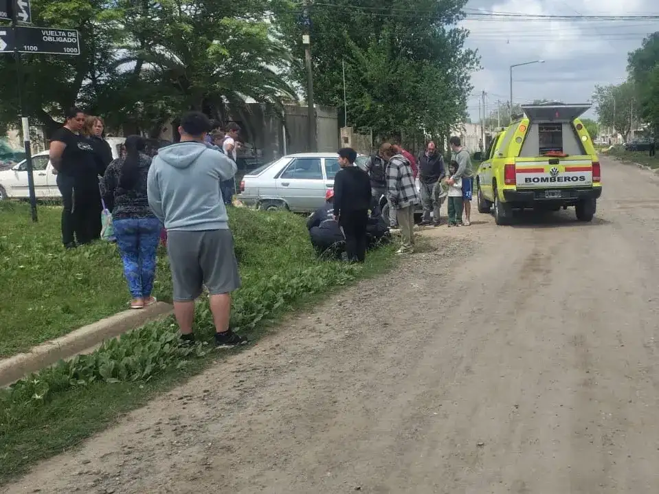 Personal de bomberos asiste a una mujer tras un accidente de tránsito en la intersección de Ayacucho y Vuelta de Obligado.