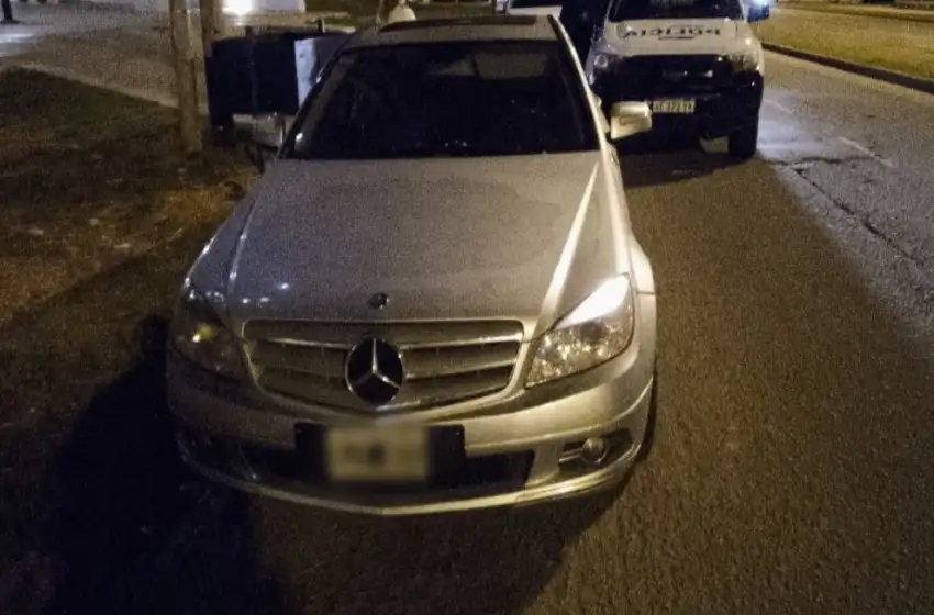 Tiene gustos caros: lo atrapan arriba de un Mercedes Benz