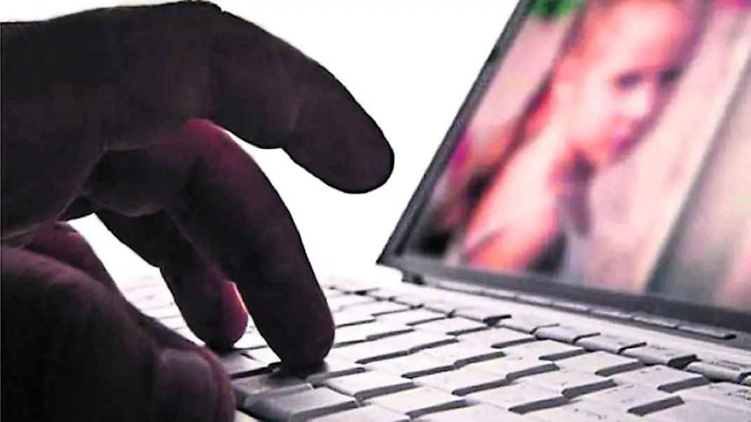 Detienen a un hombre por distribución de pornografía infantil