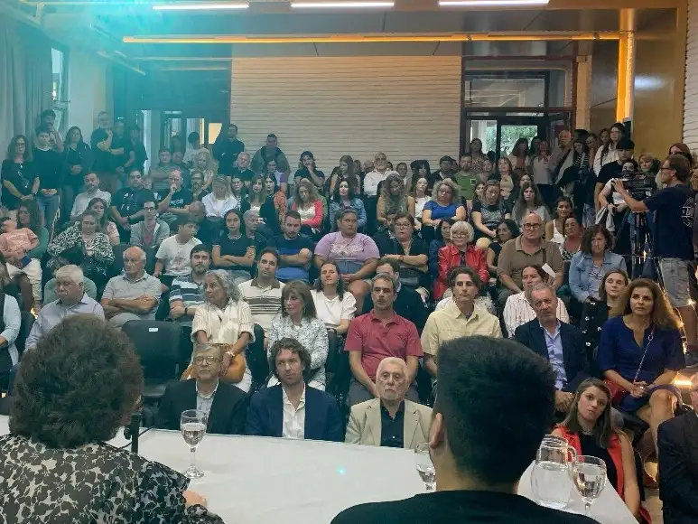 Del acto participaron docentes, graduados, estudiantes, nodocentes y familiares.