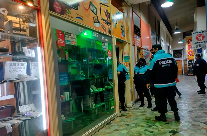 Golpe a la delincuencia: mega operativo para allanar comercios y secuestrar celulares