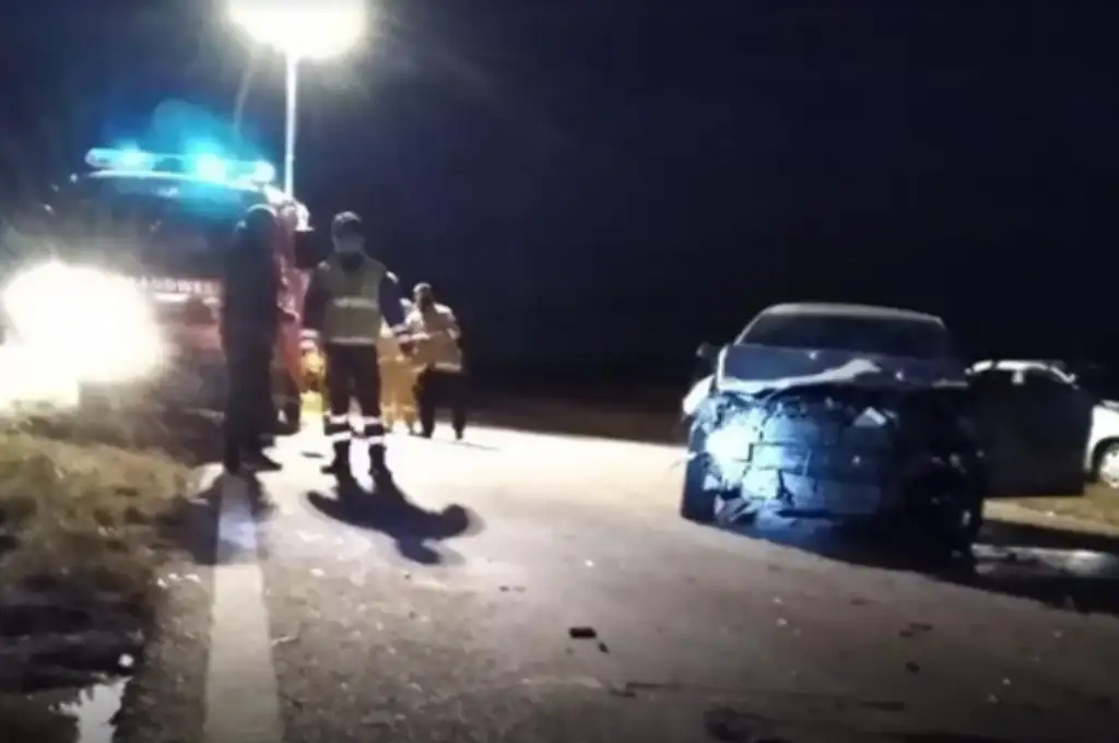 El conductor del automóvil, quien presentaba lesiones leves, quedó retenido por las autoridades.