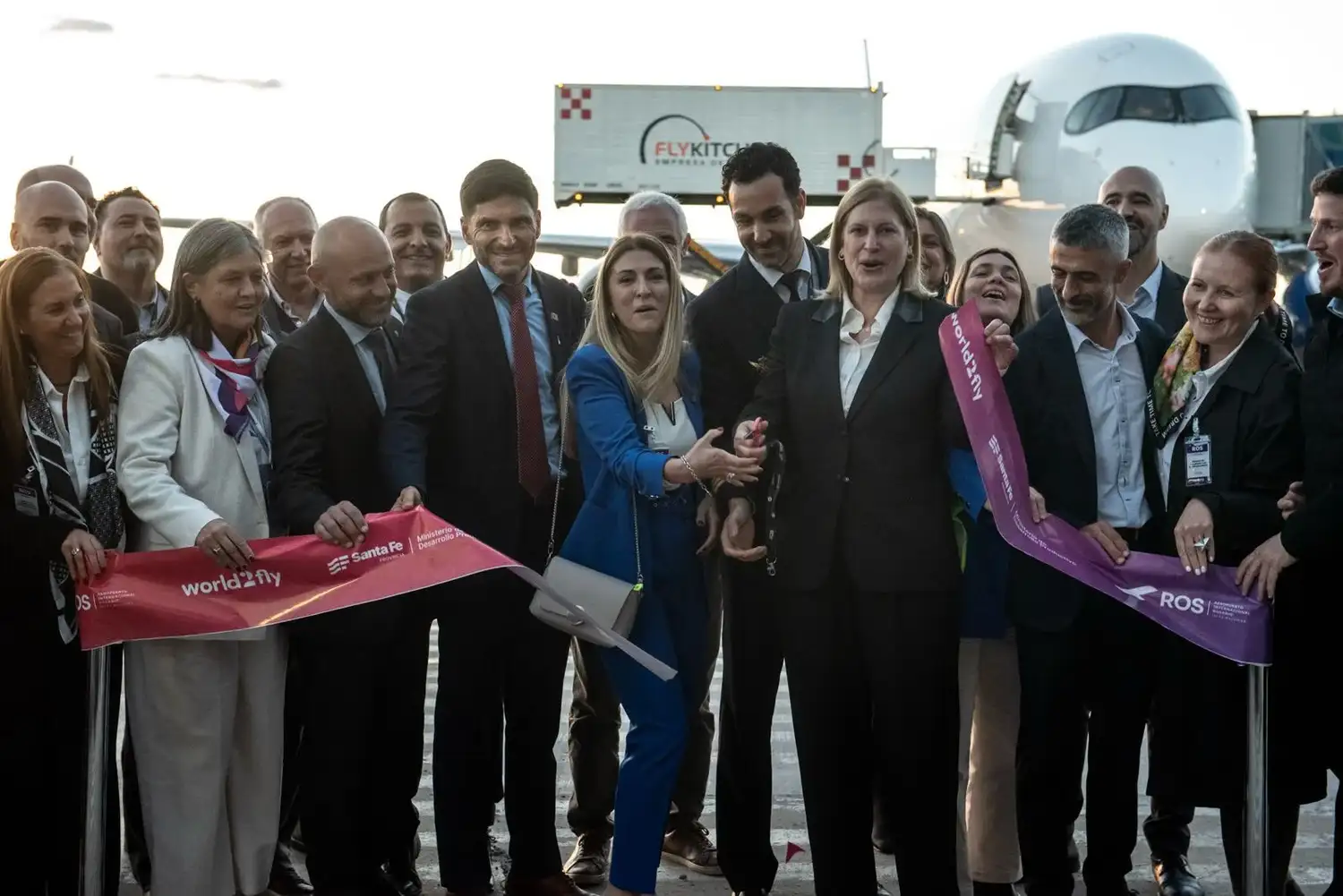 El gobernador Maximiliano Pullaro junto a autoridades provinciales y representantes de World2fly participan del corte de cinta inaugural en el Aeropuerto de Rosario, marcando el inicio de la nueva conexión aérea directa entre Santa Fe y Europa.