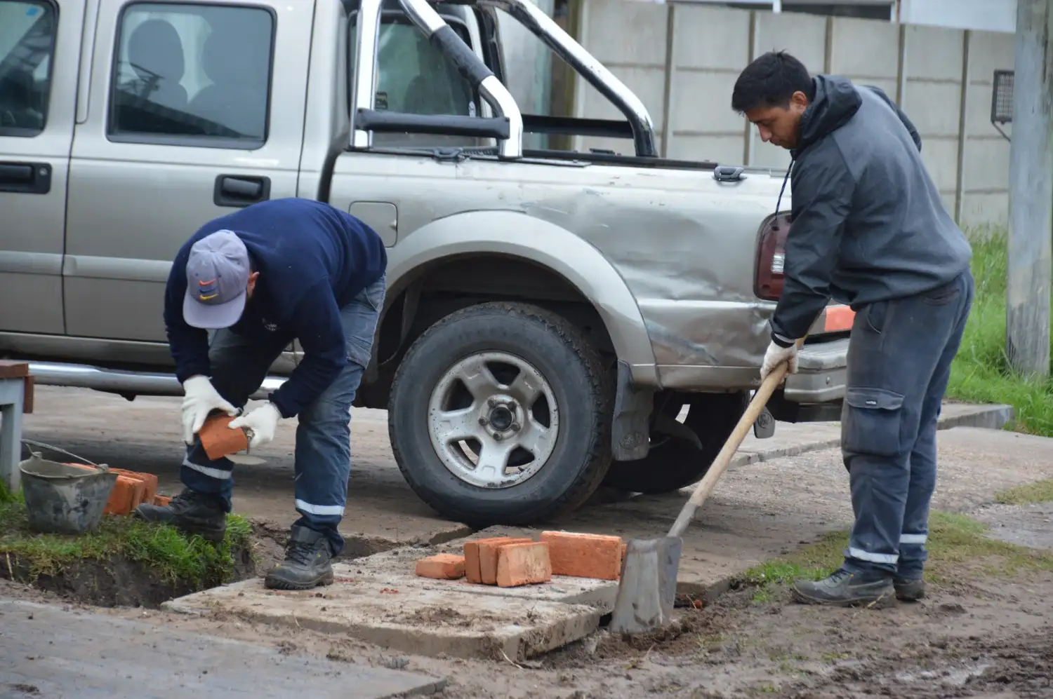 Personal municipal en plena tarea.