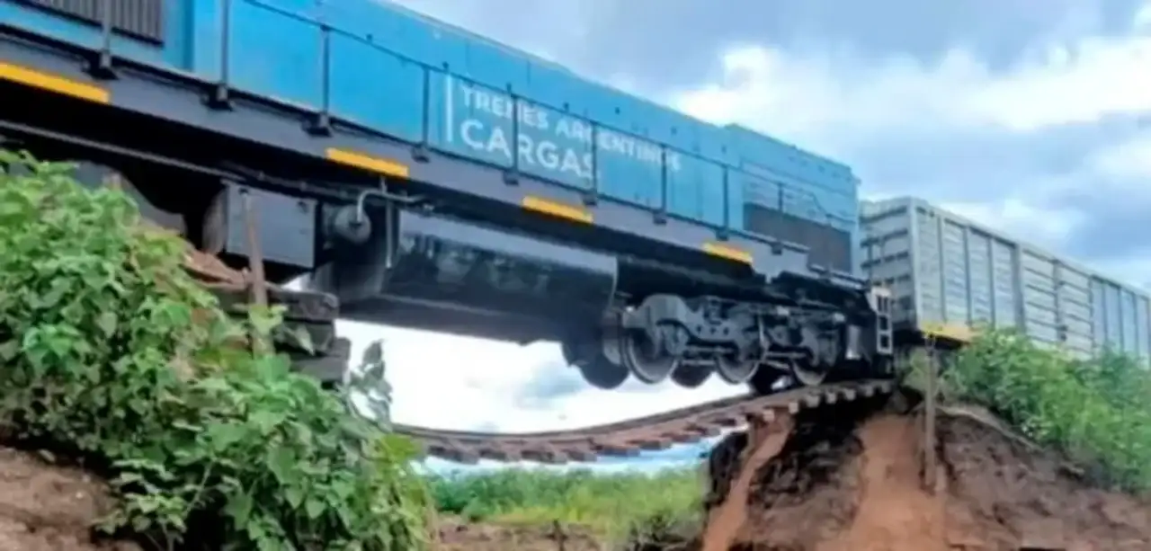 La formación, de la empresa Trenes Argentinos Cargas, quedó colgando tras el colapso.