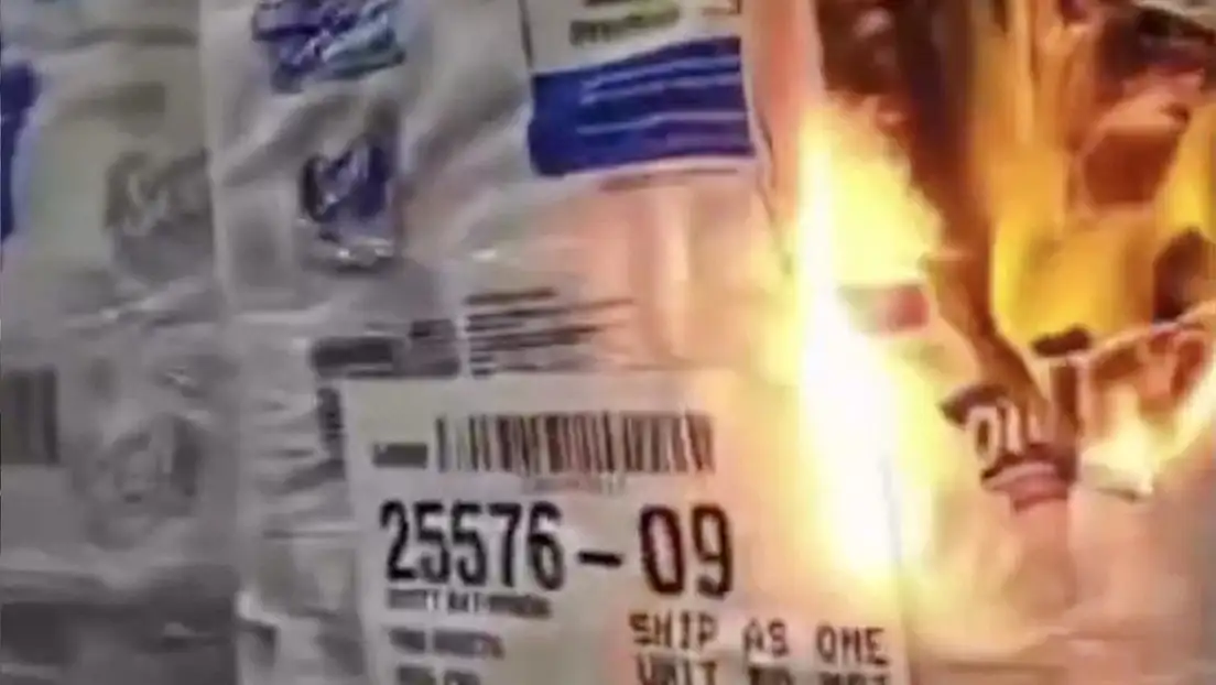 Un empleado desató un voraz incendio en un depósito.
