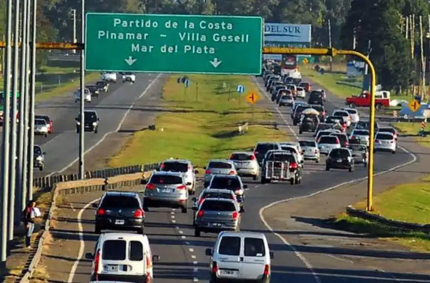 Más de 3000 autos circulan por hora hacia la costa