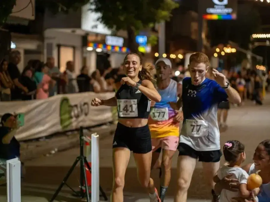 La Corrida de Luna Llena en Casilda está abierta tanto a quienes deseen completar los 15 kilómetros corriendo como a quienes prefieran hacerlo en bicicleta.