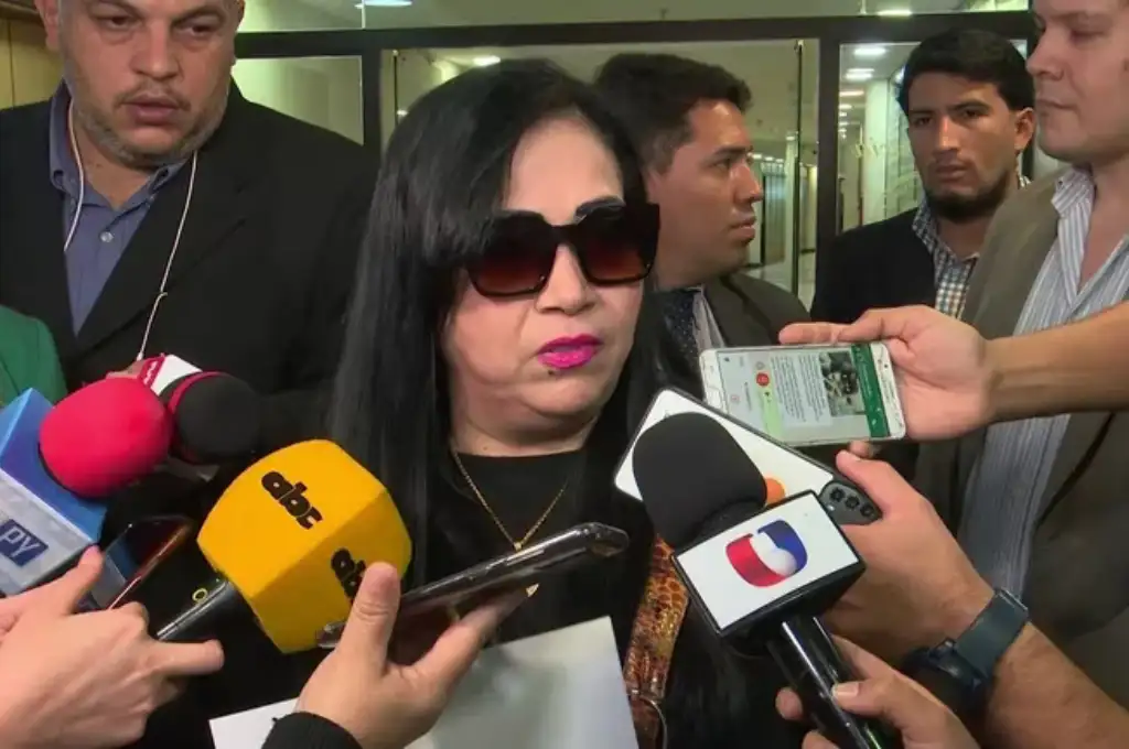 “La senadora de las dos caras”: utilizó excesivos filtros en la foto de su boleta y quedó irreconocible