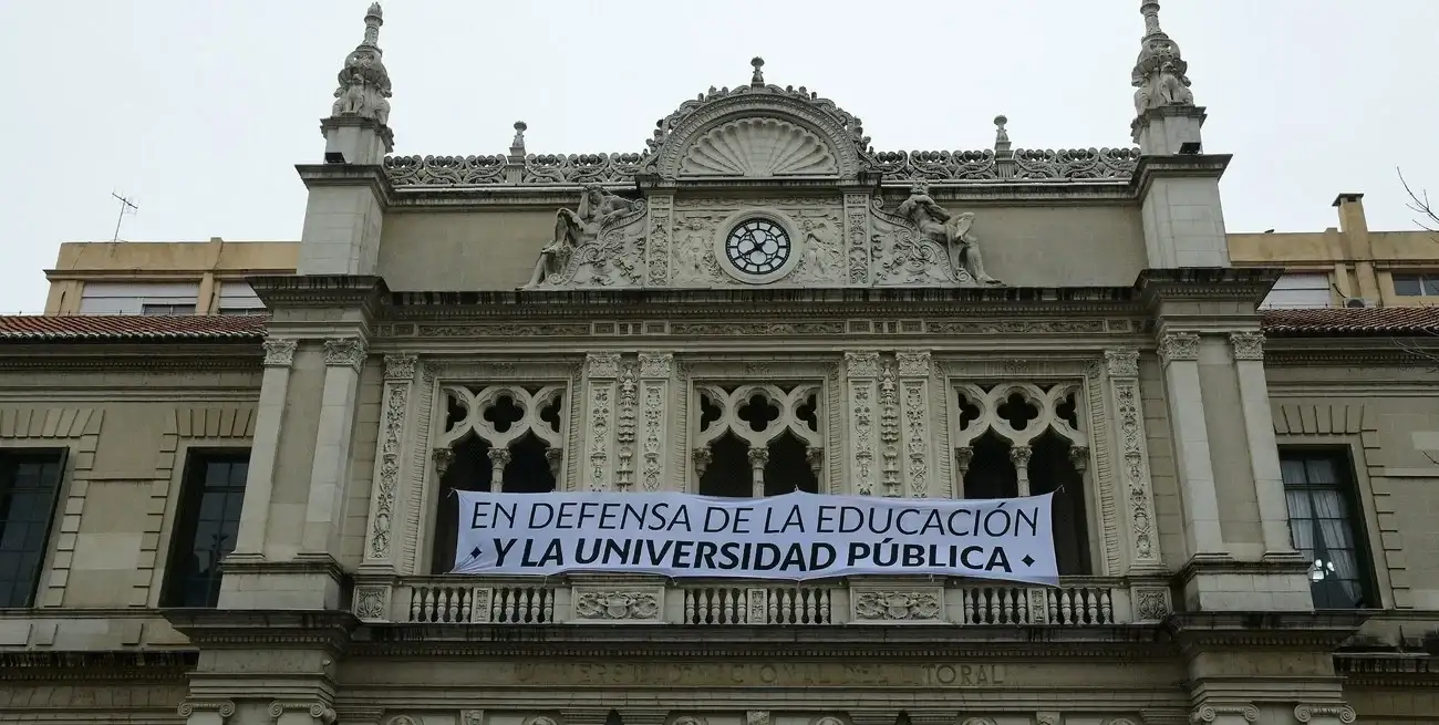 El salario de un profesor titular con dedicación exclusiva, en abril de 2026, llegó a representar apenas el 61,6% del valor que tenía en noviembre de 2023. Foto: Di Salvatore