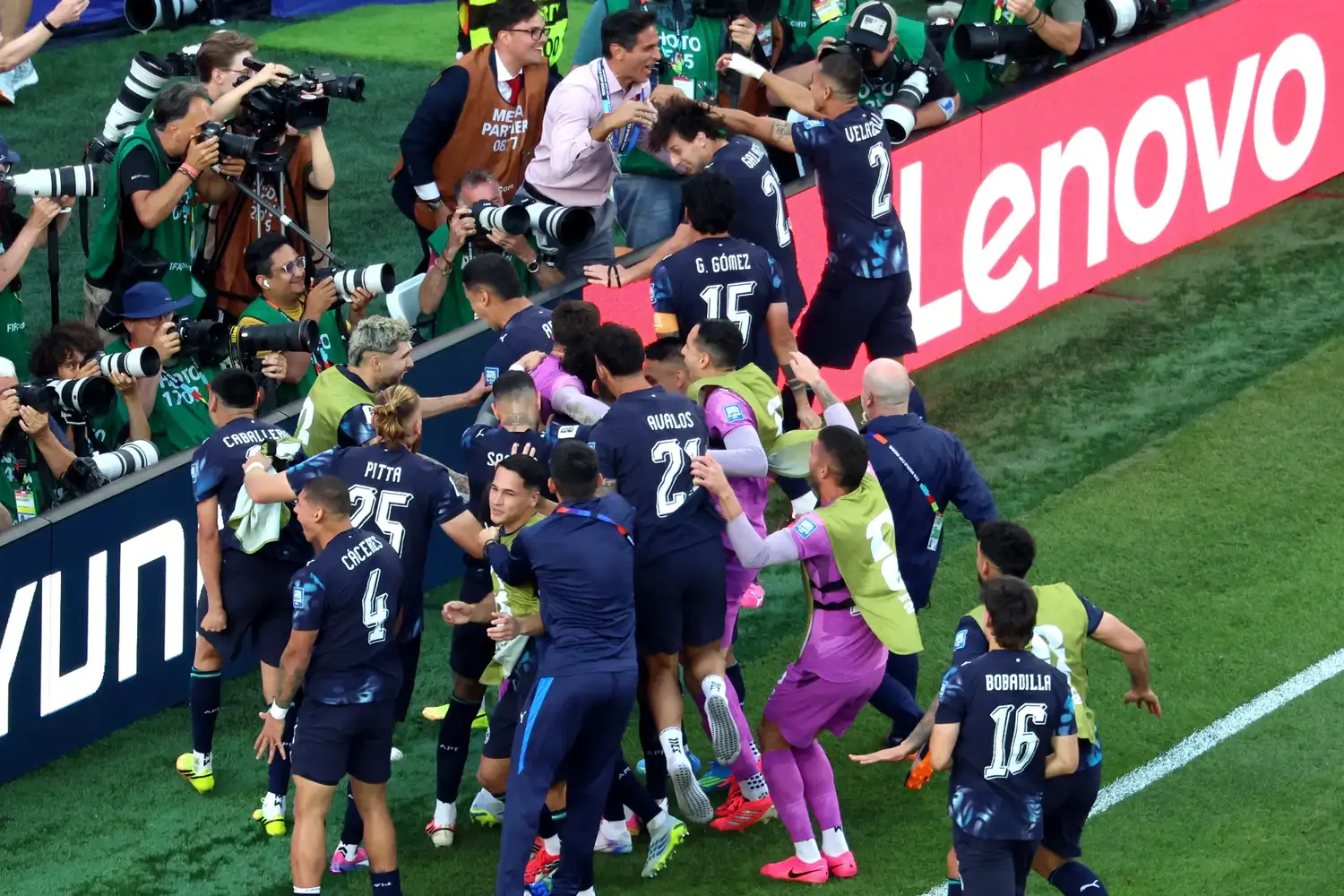 Locura guaraní en Boston. Paraguay eliminó a un gigante y se metió en Octavos de Final. Foto: Reuters
