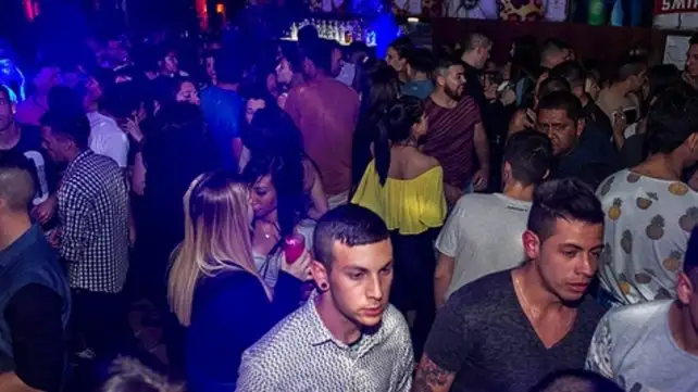 Noche rosarina: Polémica por los boliches para mayores y menores