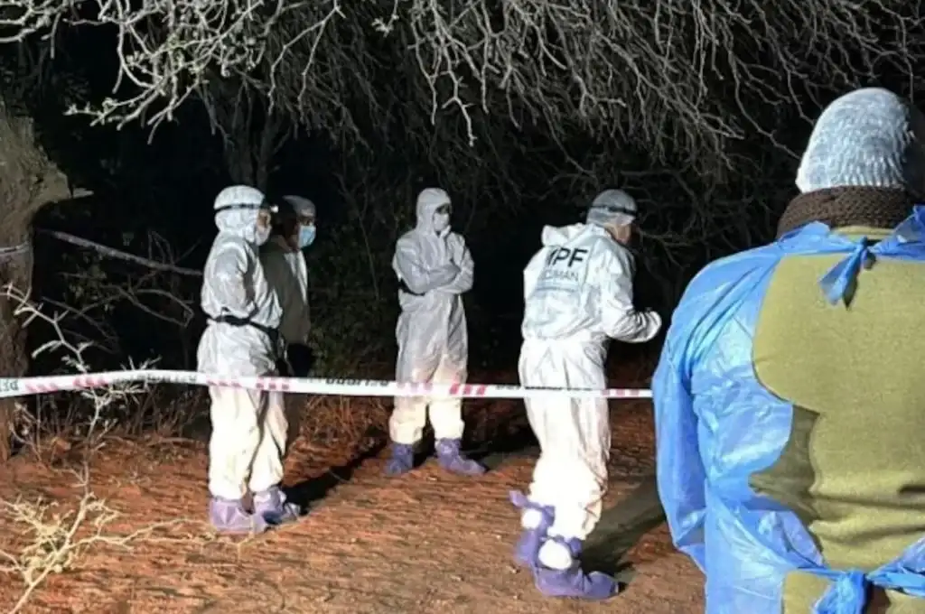 Pareja muerta en un monte