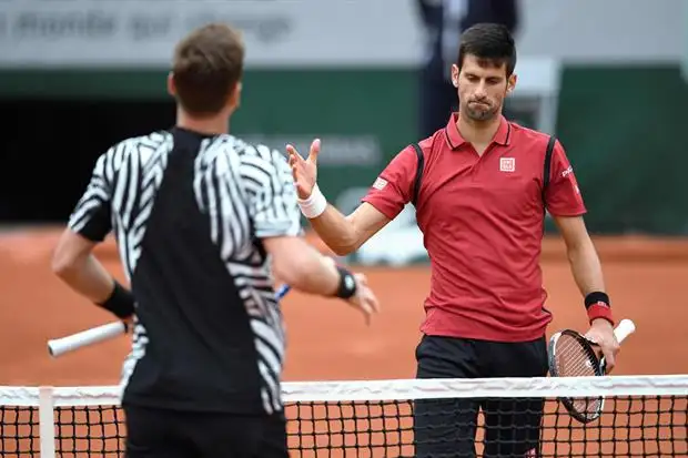 Djokovic le tiró un raquetazo a un juez de línea