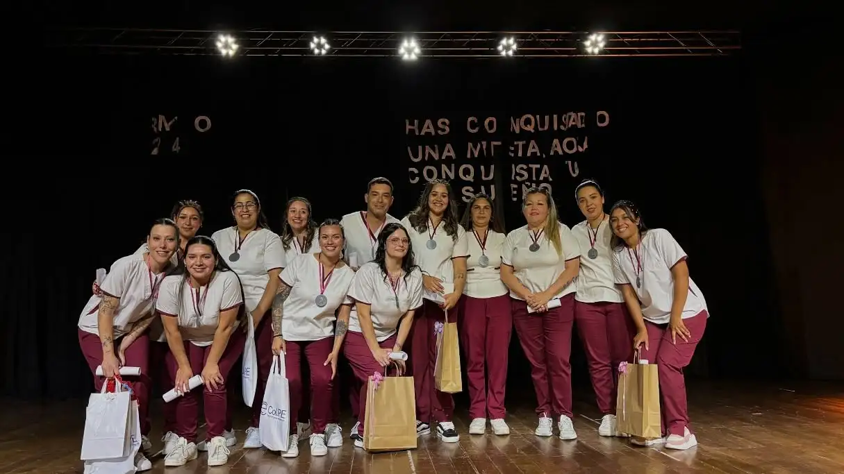 Graduados en la carrera de enfermería.