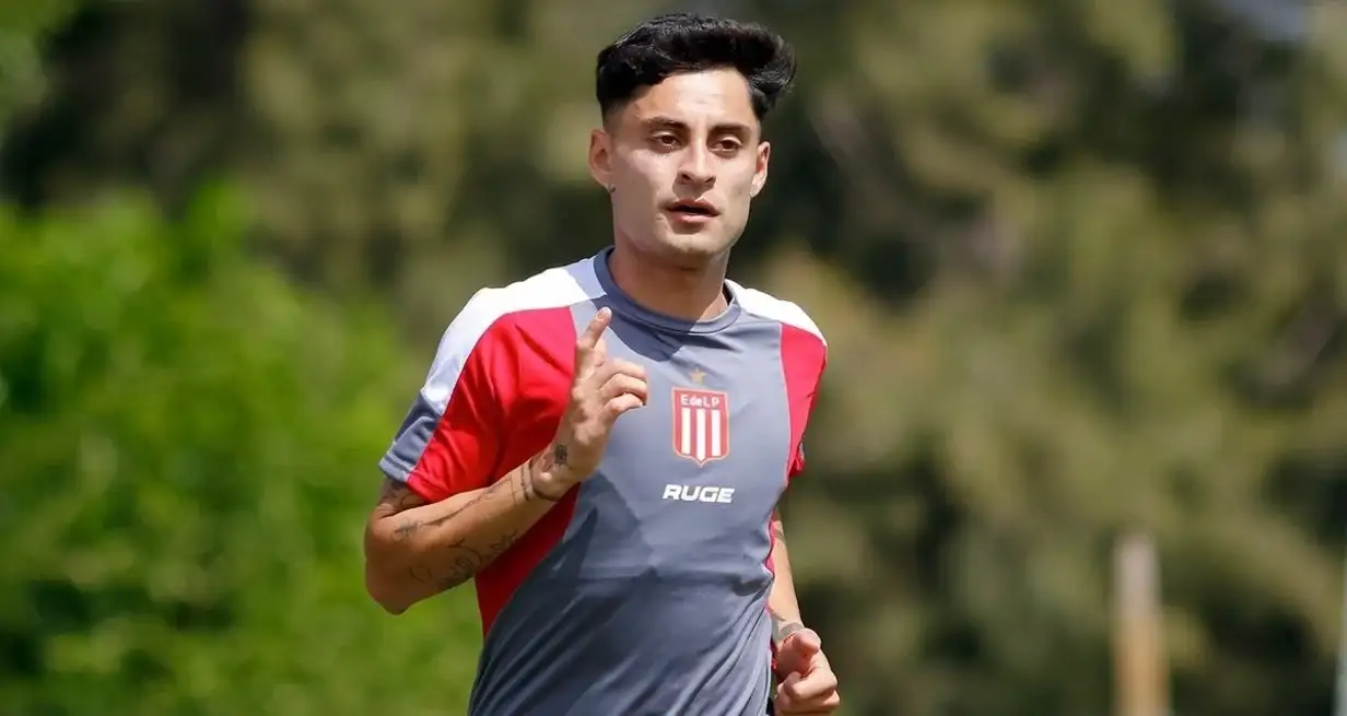 El mediocampista chileno se descompensó en pleno partido contra Boca. Foto: Prensa Estudiantes.