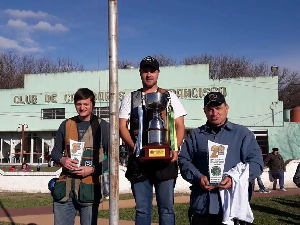 Olivieri levantó la copa