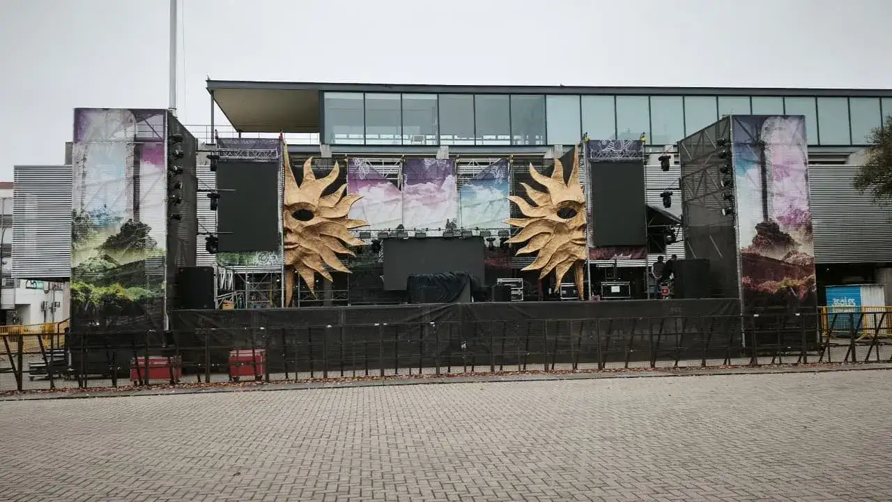 Todo listo para la Estudiantina 2026: la Plaza Cívica recibe hoy el primer día de festejos