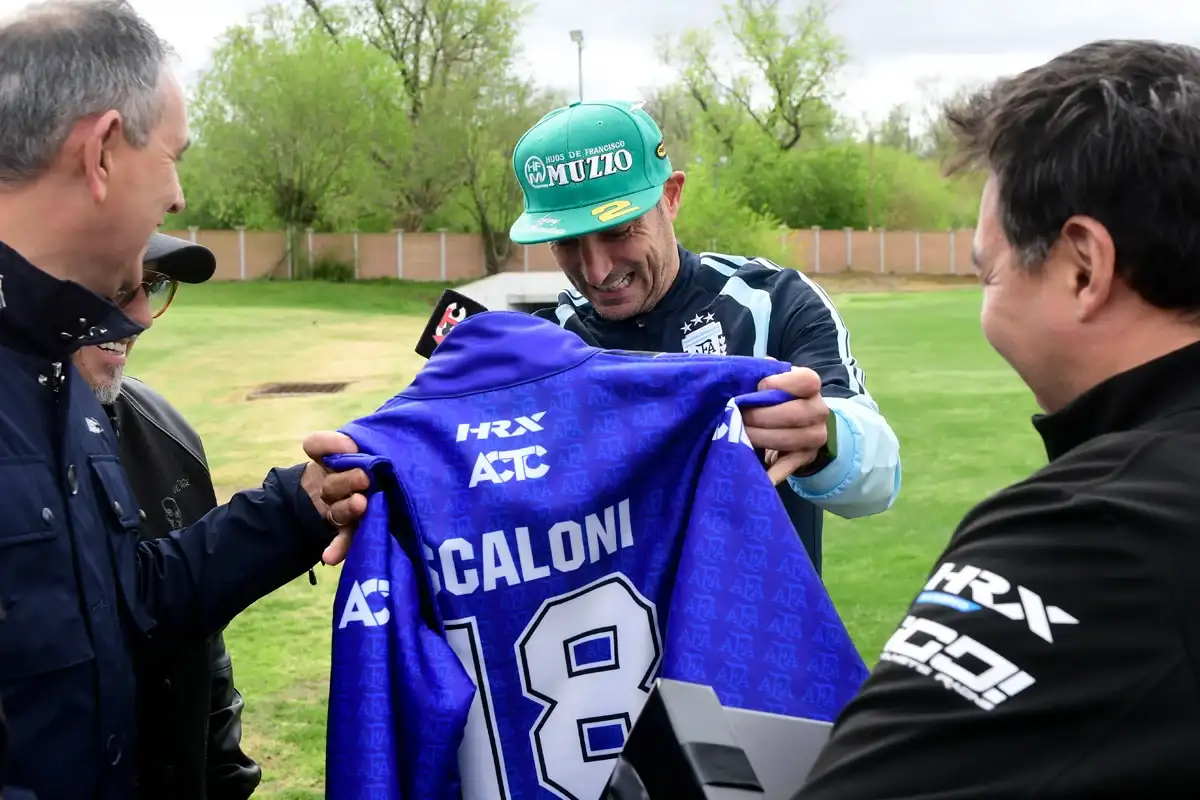 La ACTC sorprendió a Scaloni con un regalo inspirado