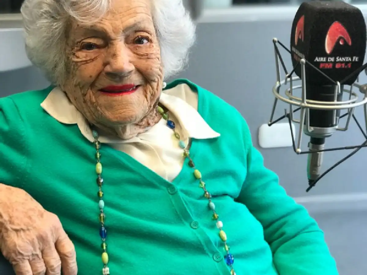 Tiene 105 años y la designaron como auxiliar de mesa