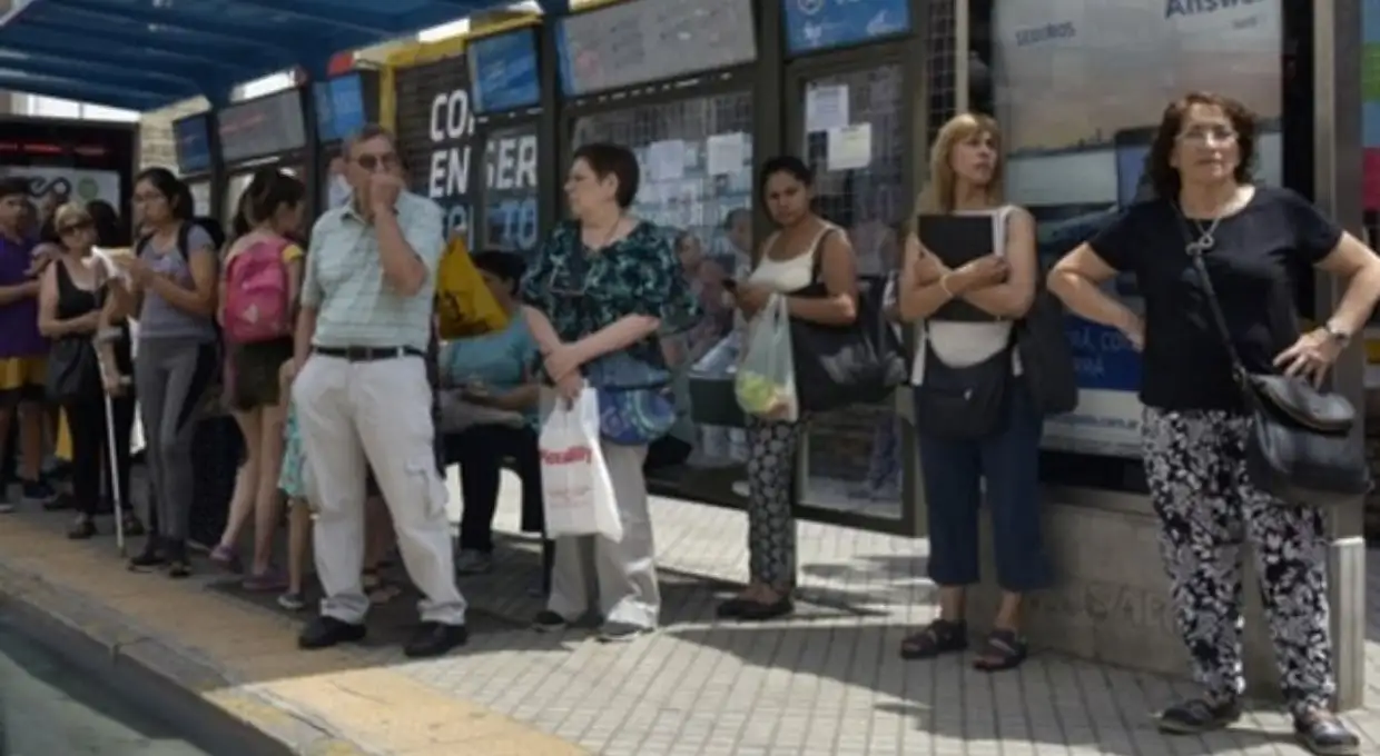 Rosario: denuncian que en verano hay menos colectivos en la calle