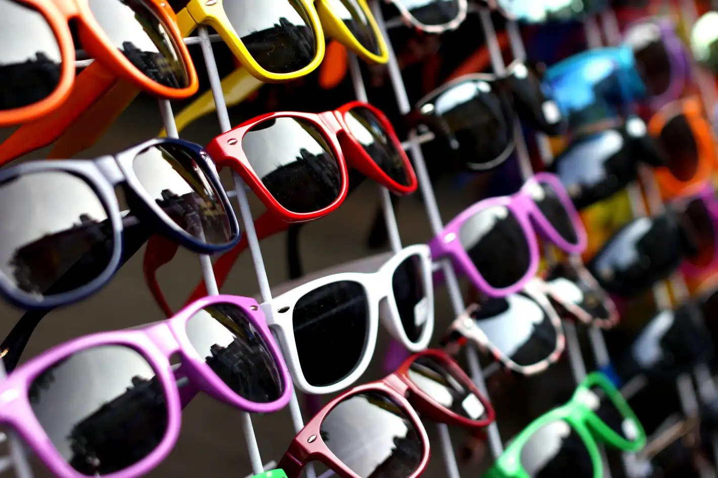 Advirtieron sobre los peligros de la venta ilegal de lentes