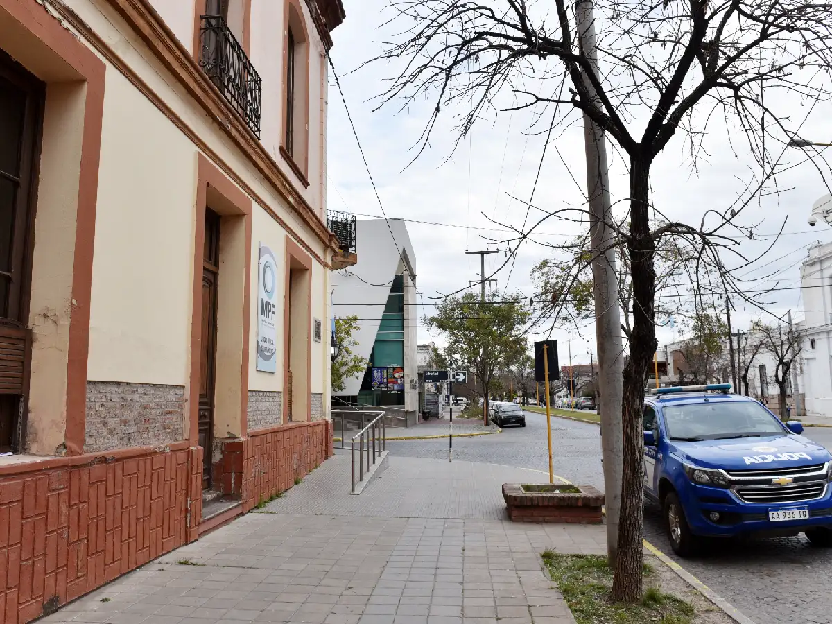 Llevaba en una maceta  una planta de marihuana y logró escapar de la Policía
